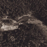 Drone photo of Estonian nature showing a winding river through dense forest, captured during a summer aerial photography session / Droonifoto Eesti loodusest, millel looklev jõgi voolab läbi tiheda metsa, jäädvustatud suvisel droonifotograafia sessioonil