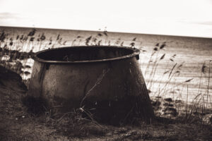 A derelict bunker near the sea in Estonia, surrounded by coastal vegetation and the vast seascape / Lagunenud punker Eesti rannikul, ümbritsetud rannataimestikust ja avarast meremaastikust