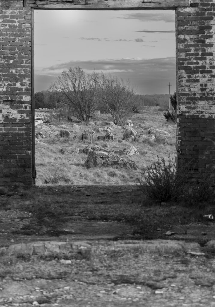 An old broken derelict building with crumbling walls and windows, showing the effects of time and abandonment / Vana purunenud lagunenud hoone, mille müürid ja aknad on lagunenud, näidates aja ja mahajätmise jälgi