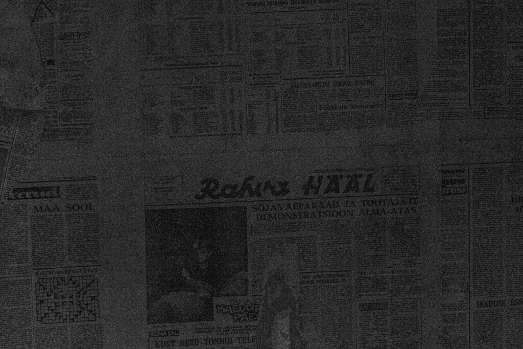 Stack of aged newspapers captured in black and white / Virn vanu ajalehti mustvalgel fotol