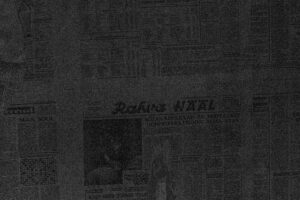 Stack of aged newspapers captured in black and white / Virn vanu ajalehti mustvalgel fotol