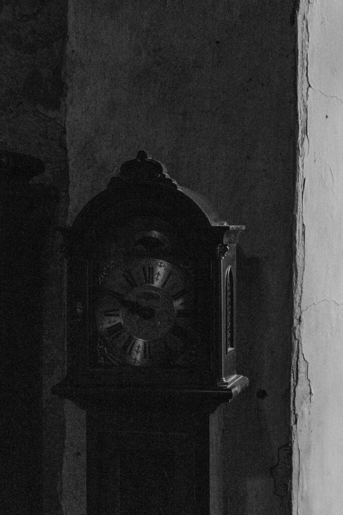 Old clock hanging on the wall in an abandoned manor / Vana kell ripub seinal hüljatud mõisas