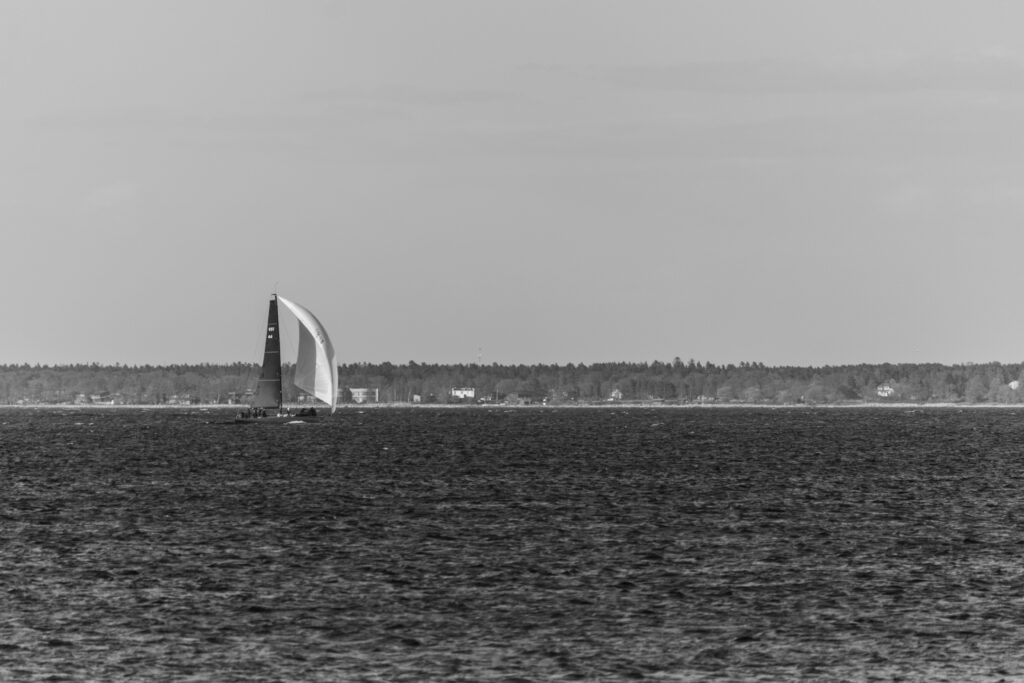 Black and white photo of a sailboat on the water / Mustvalge foto purjekast vee peal