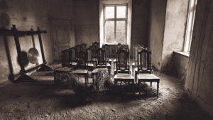 Vanad toolid vana rustikaalses mõisas / Old chairs in an old rustic mansion