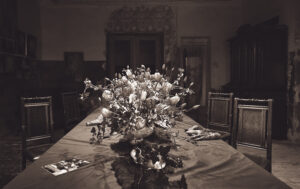 Lilled laual vana mõisa ruumis / Flowers on a table in an old mansion room