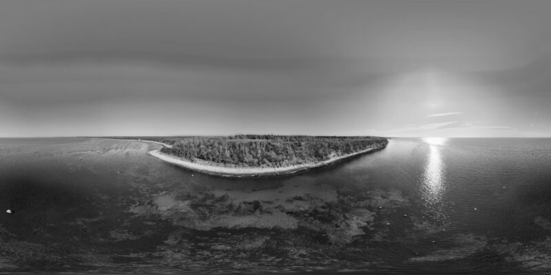 Black and white panoramic view of Türisalu cliff by the sea / Mustvalge panoraamvaade Türisalu pangale mere ääres
