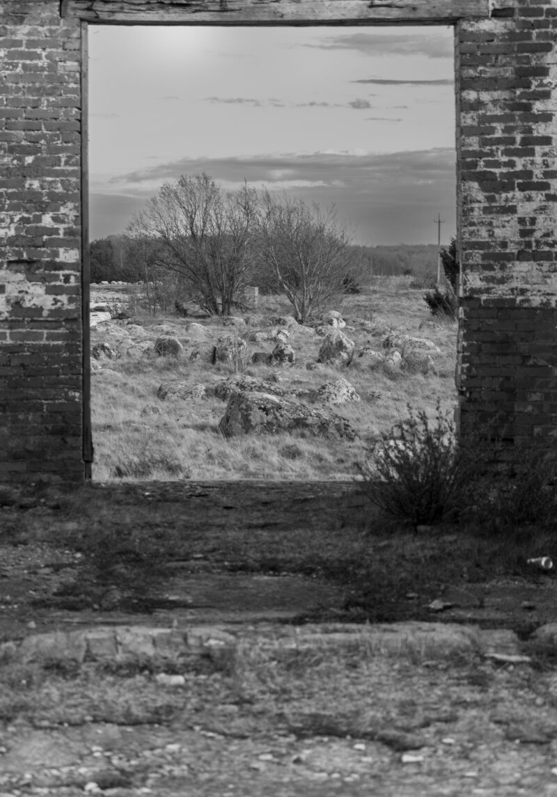 An old broken derelict building with crumbling walls and windows, showing the effects of time and abandonment / Vana purunenud lagunenud hoone, mille müürid ja aknad on lagunenud, näidates aja ja mahajätmise jälgi
