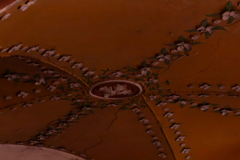 Decorative and aged ceiling in an old manor / Dekoratiivne ja kulunud lagi vanas mõisas