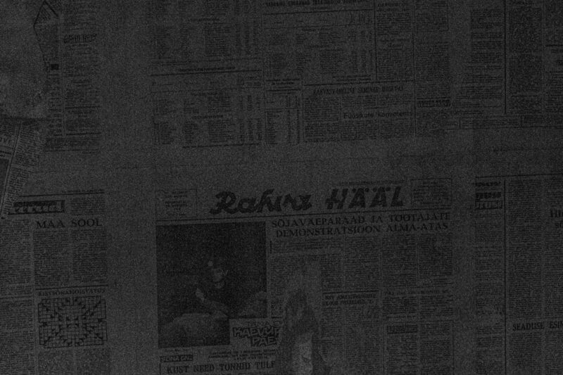 Stack of aged newspapers captured in black and white / Virn vanu ajalehti mustvalgel fotol