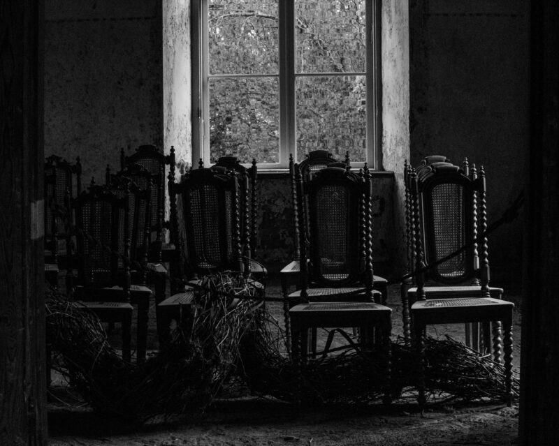 Old wooden chairs and dry branches in a decaying manor room / Vanad puidust toolid ja kuivad oksad lagunevas mõisatoad