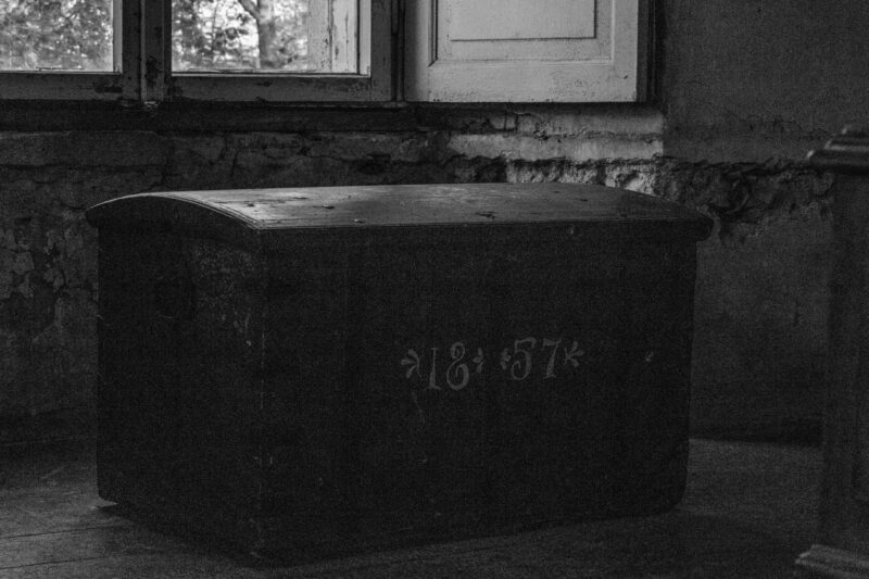 Old wooden chest inside an abandoned manor / Vana puidust kirst hüljatud mõisas