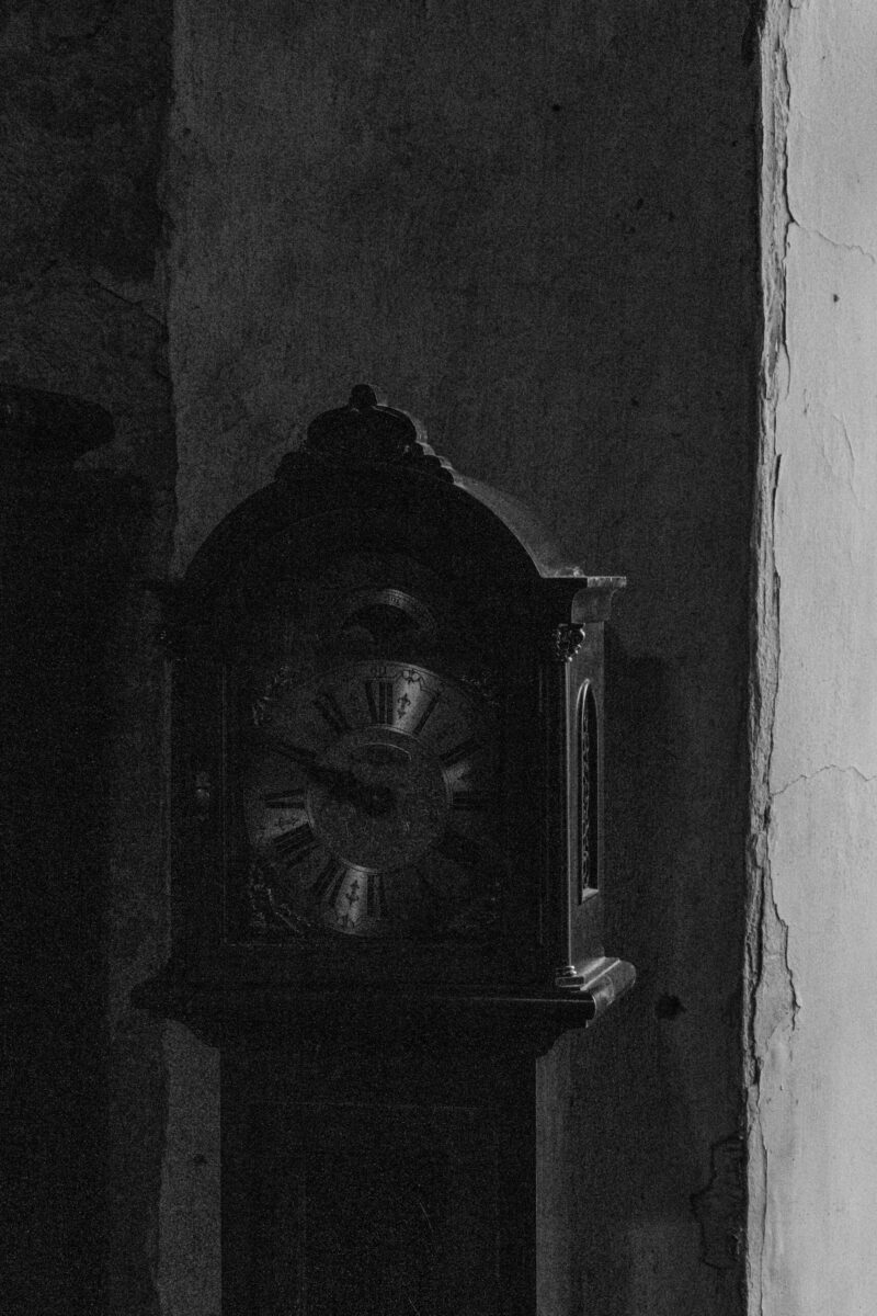 Old clock hanging on the wall in an abandoned manor / Vana kell ripub seinal hüljatud mõisas