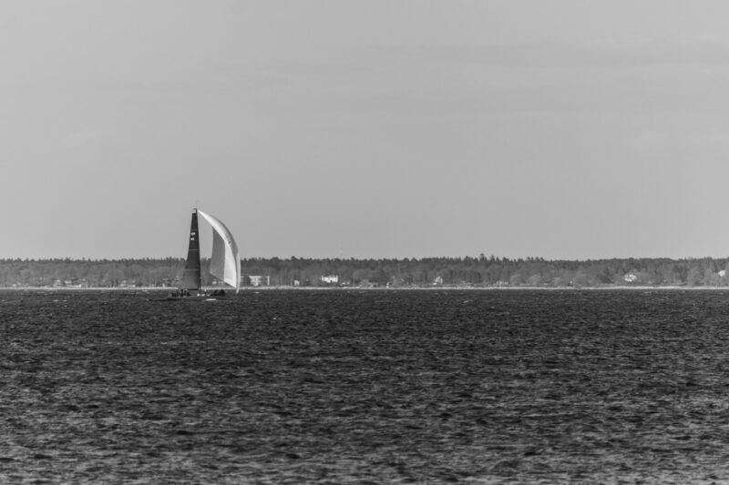 Black and white photo of a sailboat on the water / Mustvalge foto purjekast vee peal