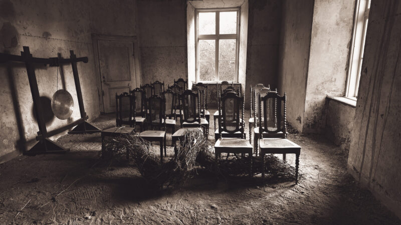 Vanad toolid vana rustikaalses mõisas / Old chairs in an old rustic mansion