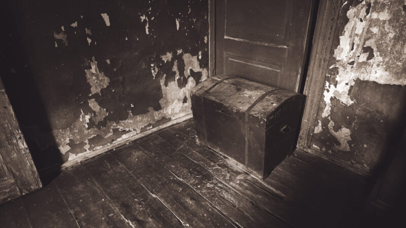 Puidust kirst vana mõisa toas / Wooden chest in an old mansion room