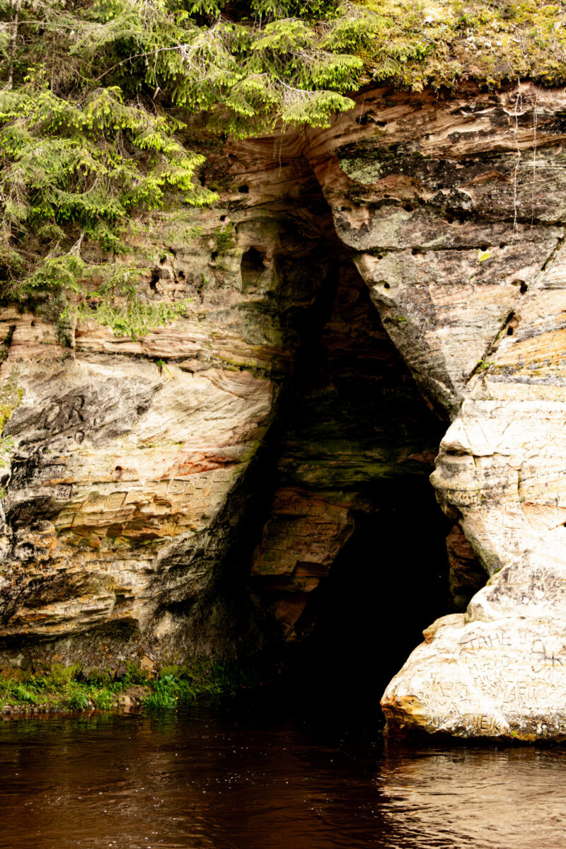 Suur ja Väike Taevaskoda Ahja jõe orus rohelise metsa taustal / Suur and Väike Taevaskoda sandstone cliffs in the Ahja River Valley with lush green forest backdrop